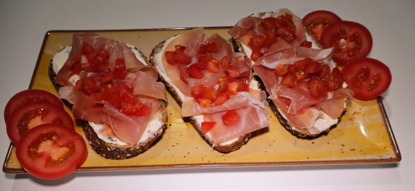 Bruschete prosciuto crudo si crema de branza