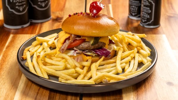 Il classico burger+ cartofi pai prajiti